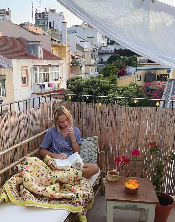 Sophia leyendo